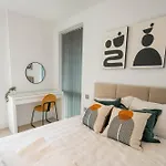 Abodess Near Wembley - 2Bdr With Super King, Secure Free Parking & Balcony Views